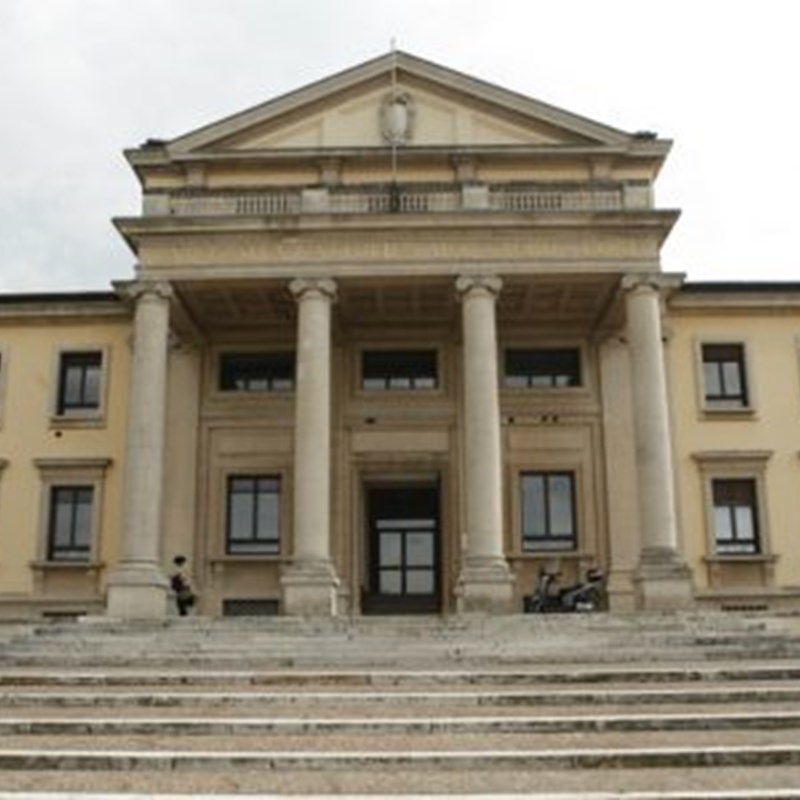 Tabloni all’università cattolica di Piacenza